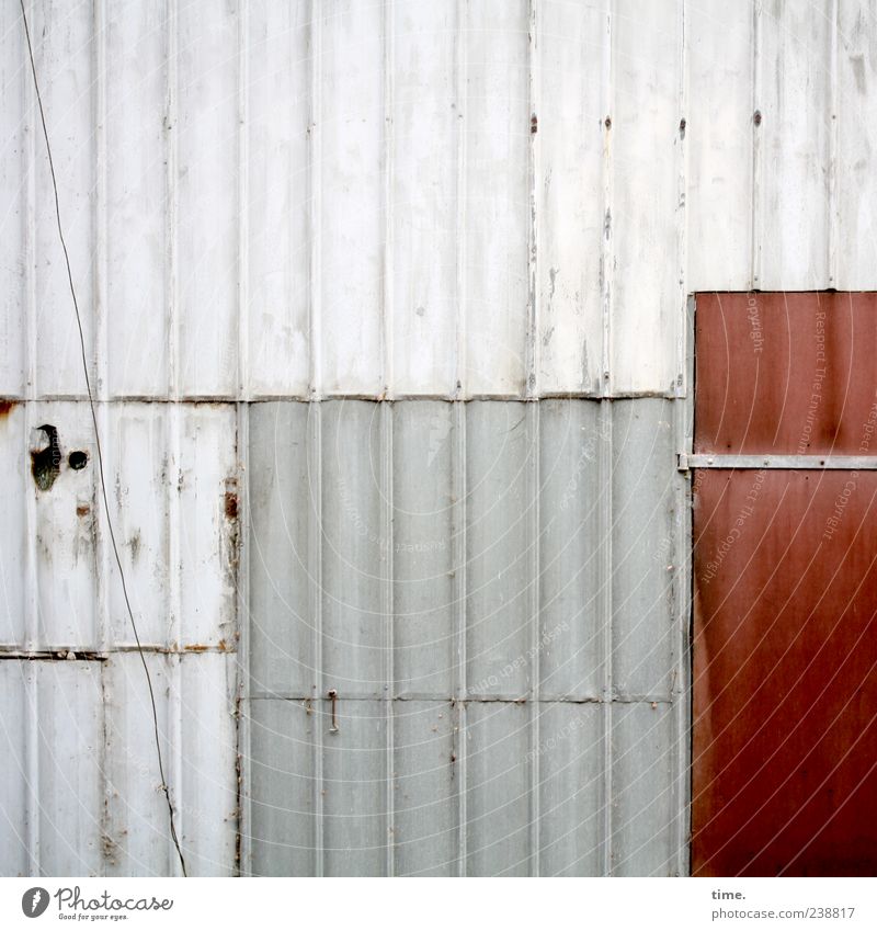 Stallwand mit Kabel und roter Tür Kunststoff alt ästhetisch Blech Wand verrotten überlappen Flickwerk vertikal parallel Scharnier mehrfarbig Außenaufnahme Farbe