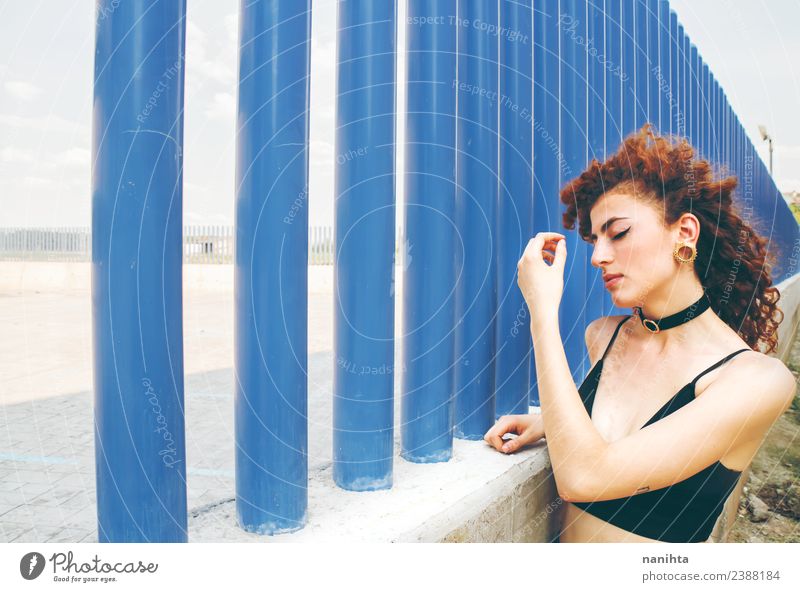 Junge rothaarige Frau an einer blauen Wand Lifestyle Stil schön Haare & Frisuren Haut Gesicht Mensch feminin Junge Frau Jugendliche 1 18-30 Jahre Erwachsene