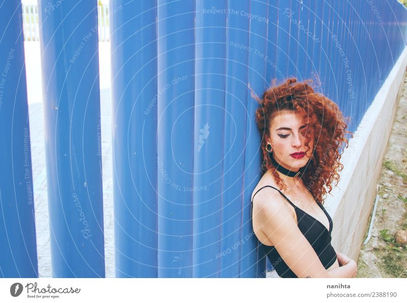 Junge rothaarige Frau an einer blauen Wand Lifestyle Stil Design schön Haare & Frisuren Mensch feminin Junge Frau Jugendliche 1 18-30 Jahre Erwachsene Sommer