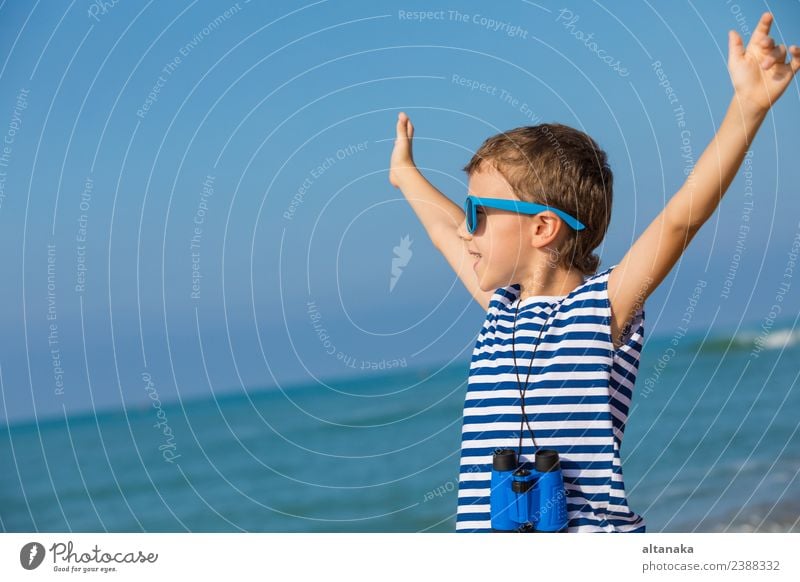 Ein glücklicher kleiner Junge, der am Strand spielt. Lifestyle Freude Glück schön Erholung Freizeit & Hobby Spielen Ferien & Urlaub & Reisen Ausflug Abenteuer