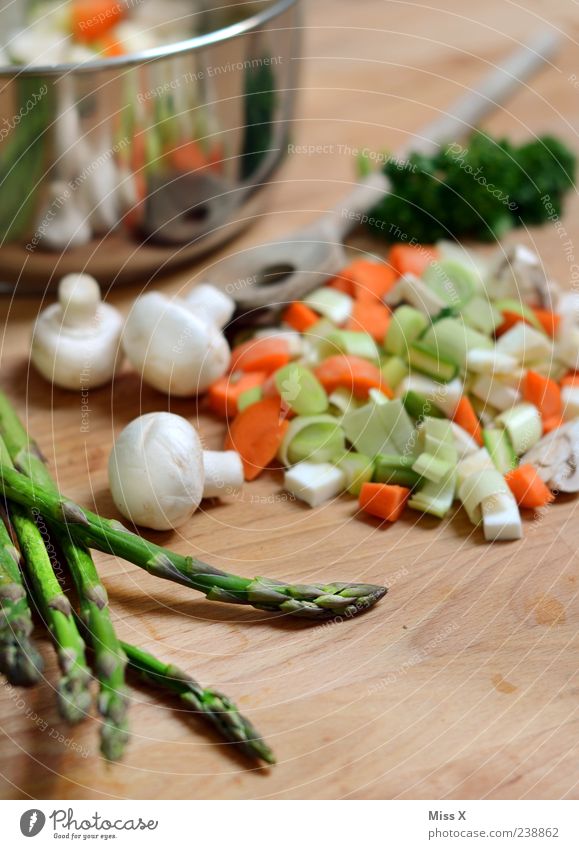 grünes Lebensmittel Gemüse Ernährung Bioprodukte Vegetarische Ernährung Diät Topf lecker kochen & garen Spargel Suppe Suppengrün Farbfoto Innenaufnahme