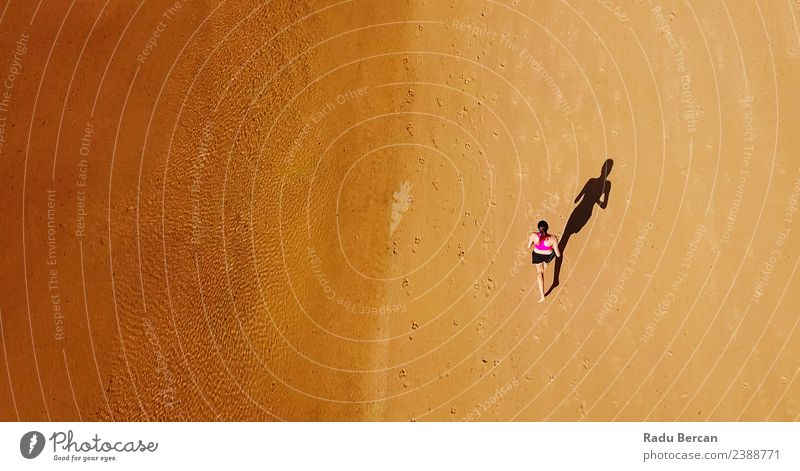 Luftaufnahme der sportlichen Frau, die am Strand läuft. Gesundheit Fitness Leben Abenteuer Sommer Sonne Meer Sport Sport-Training Leichtathletik Sportler Joggen