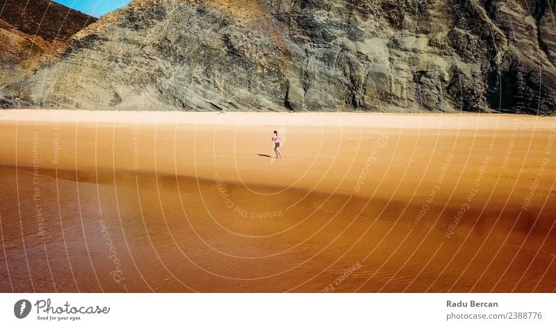 Luftaufnahme der sportlichen Frau, die am Strand läuft. Abenteuer Freiheit Sommer Meer Insel Berge u. Gebirge Sport Sportler Joggen Mensch Junge Frau