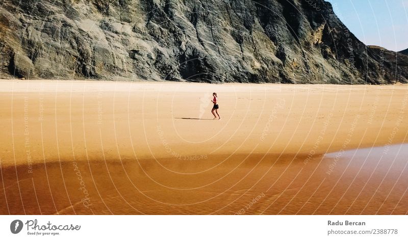 Luftaufnahme der sportlichen Frau, die am Strand läuft. Abenteuer Freiheit Sommer Meer Insel Sport Leichtathletik Sportler Joggen Mensch Junge Frau Jugendliche