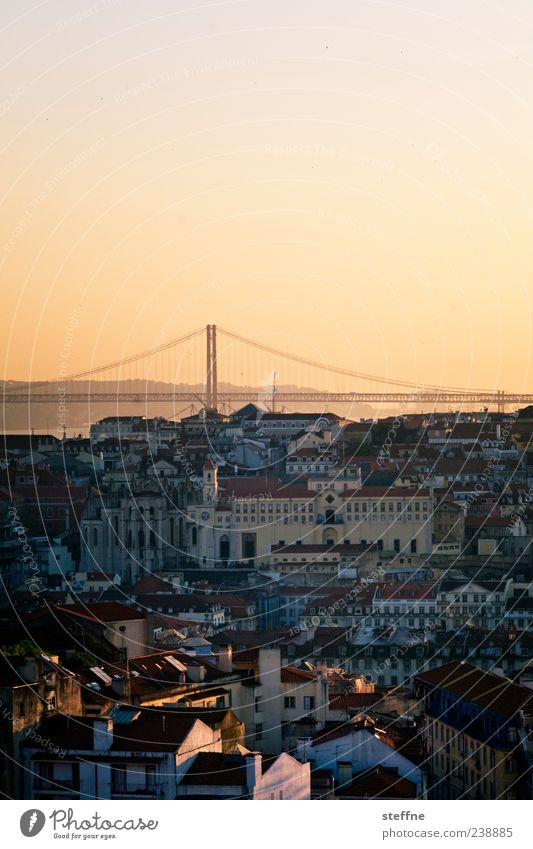 Sonnenuntergänge habens schwer, leider Portugal Lissabon Hauptstadt Altstadt Skyline Haus Kirche Sehenswürdigkeit Wahrzeichen Brücke Romantik Kitsch Farbfoto