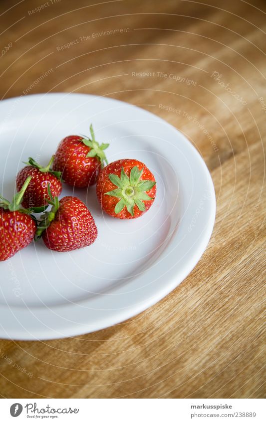 frisch gepflückt Lebensmittel Frucht Dessert Erdbeeren Erdbeersorten Ernährung Frühstück Bioprodukte Vegetarische Ernährung Slowfood Fingerfood Teller