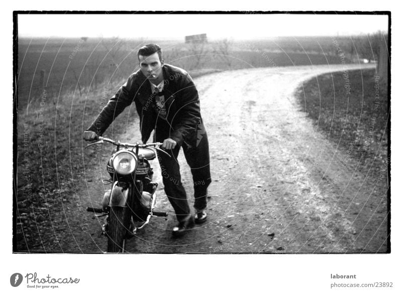 mopedman Kleinmotorrad Lederjacke Fünfziger Jahre Mann Schwarzweißfoto Landschaft