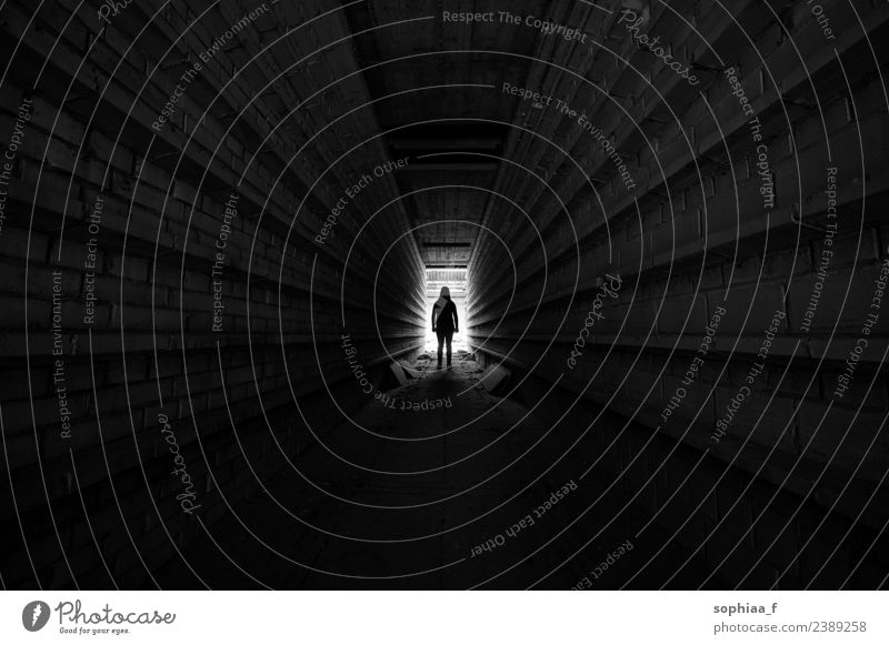 Im Licht stehende Person am Ende des Tunnels, Silhouette Stollen Depression Dunkelheit einsam Angst Geisteskrankheit allein Isolation dunkel unterirdisch Kraft