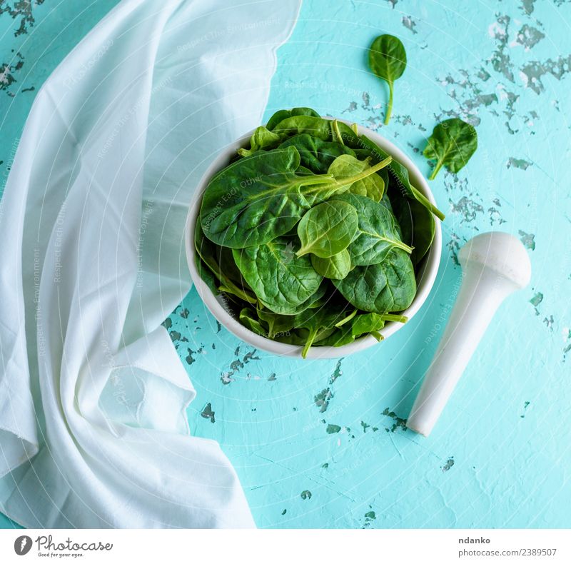 rohe grüne Spinatblätter Gemüse Salat Salatbeilage Kräuter & Gewürze Vegetarische Ernährung Teller Schalen & Schüsseln Tisch Natur Pflanze Blatt Essen frisch