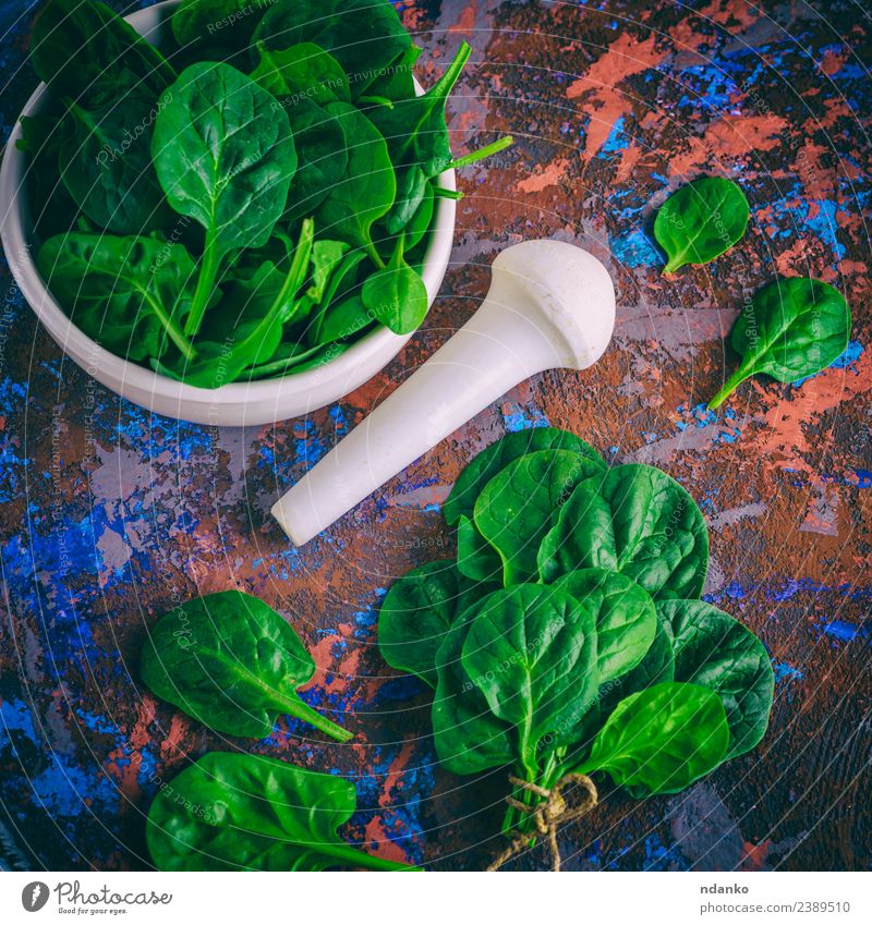 frische grüne Spinatblätter Gemüse Salat Salatbeilage Kräuter & Gewürze Ernährung Vegetarische Ernährung Diät Teller Schalen & Schüsseln Tisch Natur Pflanze