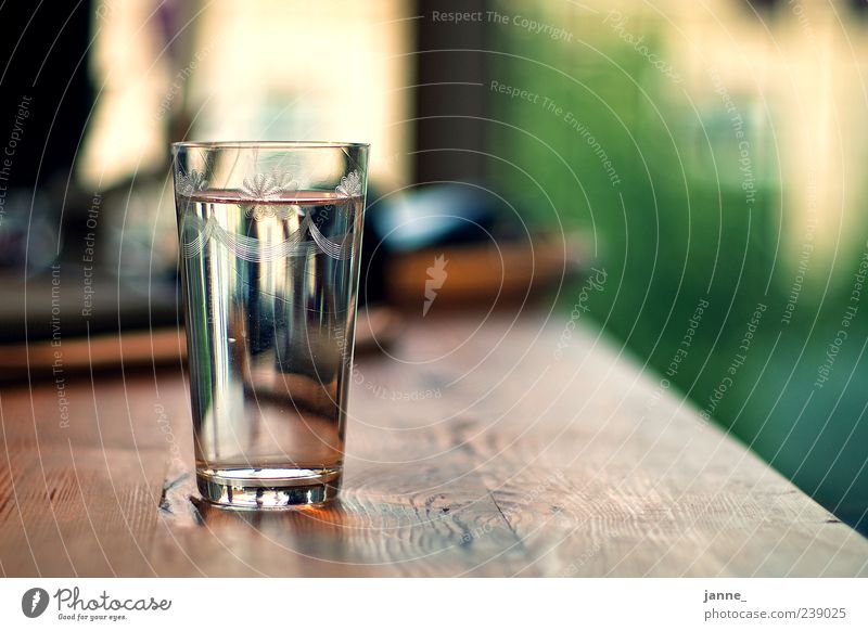 durstig Getränk Erfrischungsgetränk Trinkwasser Glas Holz Wasser Flüssigkeit braun grün Wetzlar Tisch Farbfoto Innenaufnahme Licht Schatten