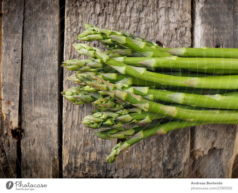 Frischer grüner Bio Spargel auf Holz Lebensmittel Gemüse Ernährung Bioprodukte Vegetarische Ernährung Diät Gesunde Ernährung Gesundheit antioxidants