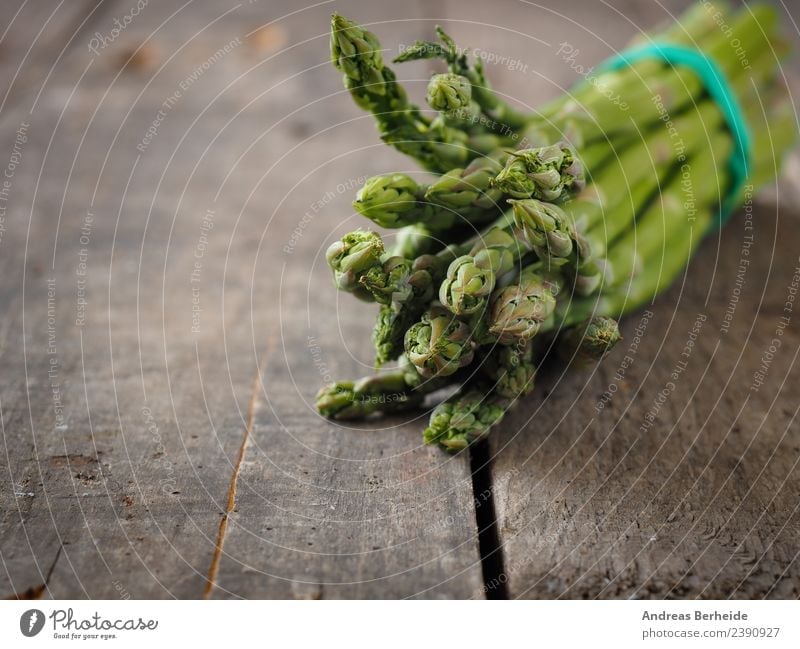 Grüner Bio Spargel auf einem Holztisch Lebensmittel Gemüse Bioprodukte Vegetarische Ernährung Diät Frühling lecker Gesundheit antioxidants Hintergrundbild bunch