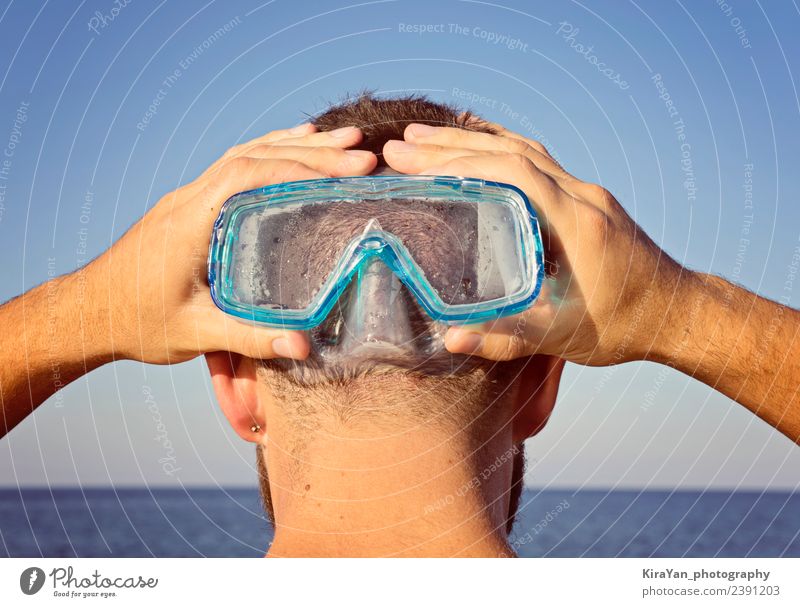 Ein Mann in einer Tauchermaske steht dahinter. Lifestyle Gesicht Freizeit & Hobby Ferien & Urlaub & Reisen Sommer Sommerurlaub Entertainment Schwimmen & Baden