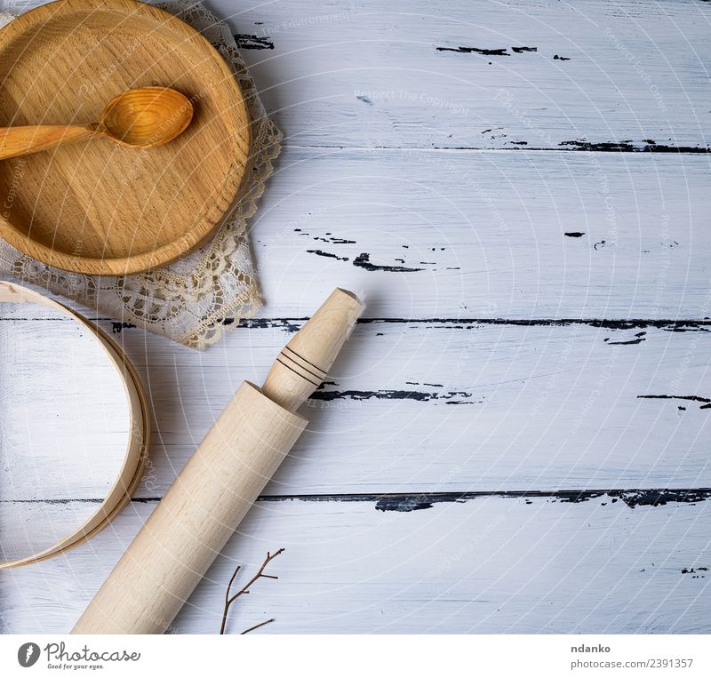Platten, Siebe und Nudeln Teller Löffel Tisch Küche Werkzeug Holz oben retro braun weiß Tradition Utensil Haushalt Kulisse altehrwürdig Hintergrund Holzplatte