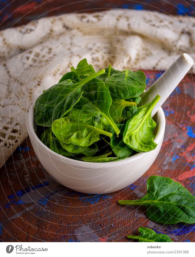 frische grüne Spinatblätter Gemüse Salat Salatbeilage Ernährung Vegetarische Ernährung Diät Teller Schalen & Schüsseln Tisch Natur Pflanze Blatt Holz natürlich