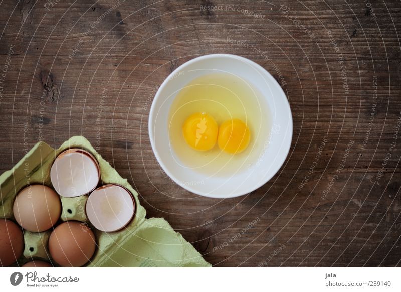 magst du ein omelett? Lebensmittel Ei Ernährung Bioprodukte Geschirr Schalen & Schüsseln einfach lecker Eigelb 2 Eierschale Eierkarton Holztisch Farbfoto