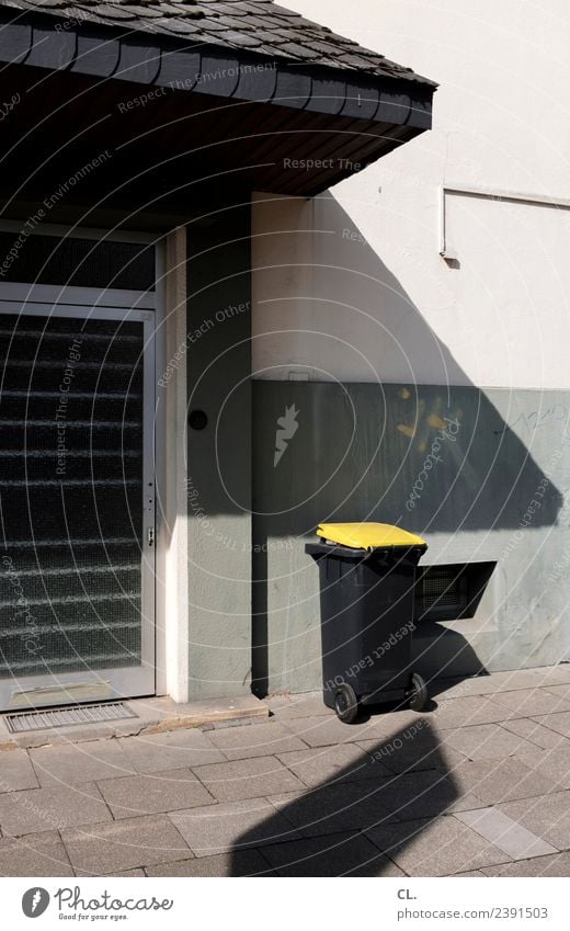 leerungstermin Haus Mauer Wand Tür Bürgersteig Müll Müllentsorgung Müllbehälter nachhaltig Sauberkeit gelb Ordnung Umwelt Umweltschutz Müllverwertung Recycling