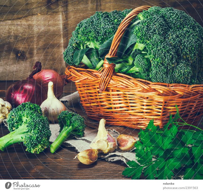 frischer Brokkoli in einem weidenbraunen Korb Gemüse Salat Salatbeilage Ernährung Essen Vegetarische Ernährung Diät Tisch Natur Pflanze Holz natürlich grün