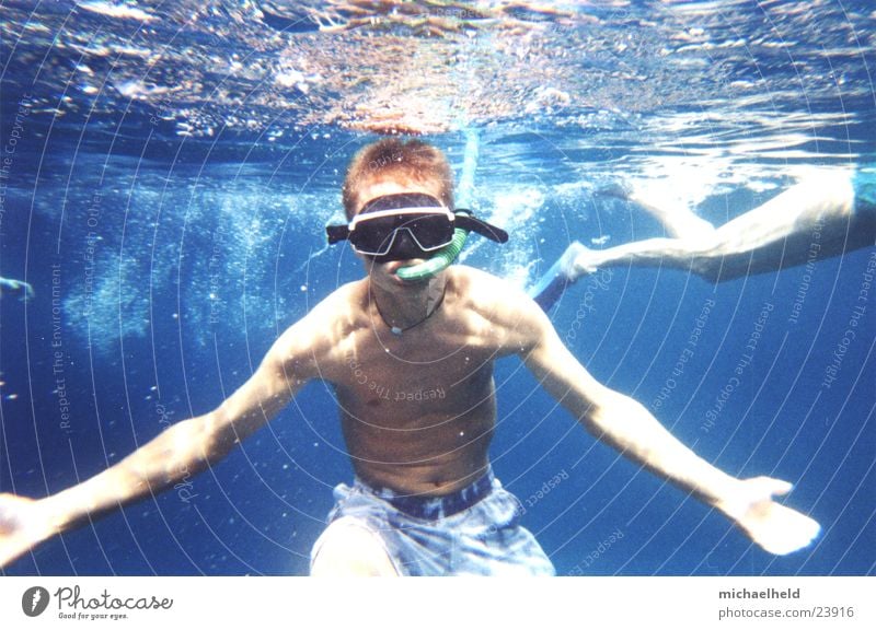 Schnorcheln Unterwasseraufnahme Mann tauchen Malediven Shorts Oberkörper Meer Taucherbrille Los Angeles Arme blaues Wasser Sport blasen Schwimmhilfe Beine
