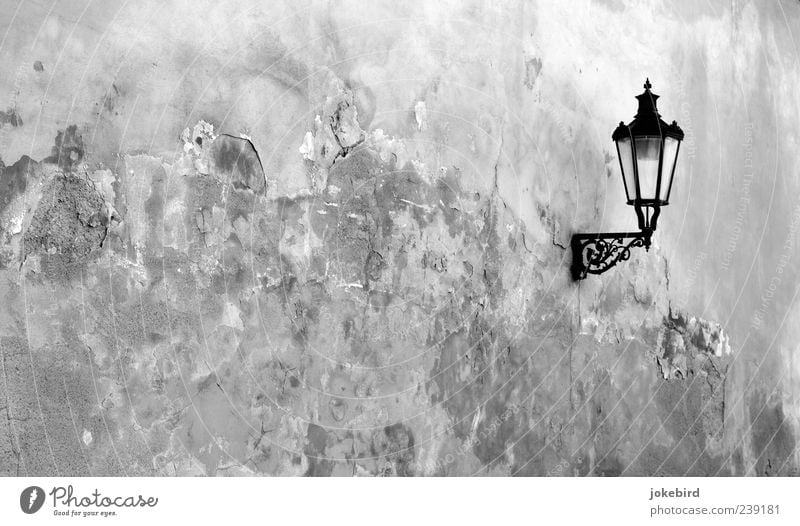 altes Teil Altstadt Stadtmauer Mauer Wand Fassade Lampe Laterne Straßenbeleuchtung Dekoration & Verzierung Putz Putzfassade Stein historisch Verfall