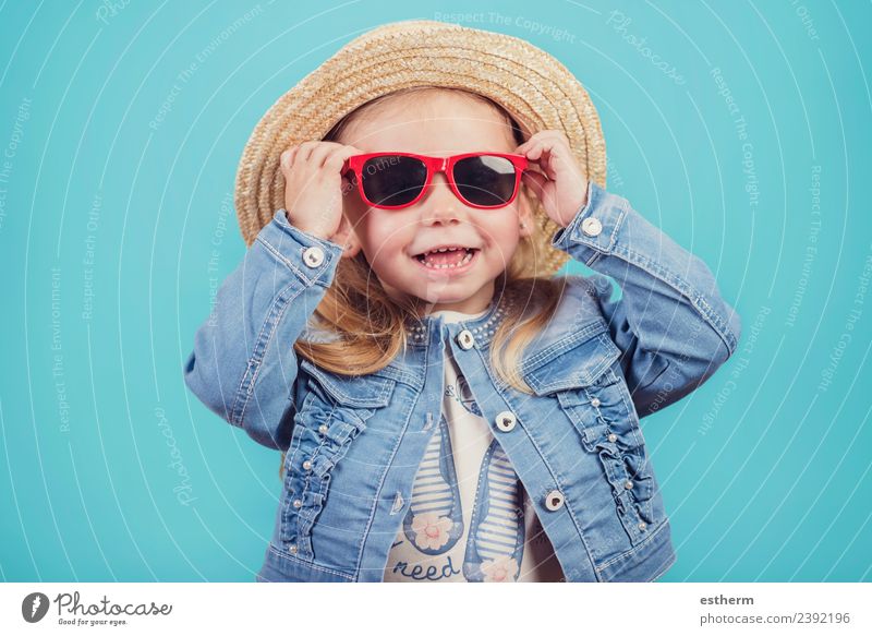 Baby mit Hut und Sonnenbrille Lifestyle Freude Ferien & Urlaub & Reisen Tourismus Abenteuer Mensch feminin Mädchen Kindheit 1 3-8 Jahre festhalten Lächeln