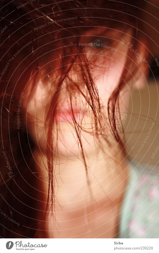rote Zora Mensch feminin Junge Frau Jugendliche Kopf Haare & Frisuren rothaarig beobachten blau Einsamkeit Farbfoto Innenaufnahme Kunstlicht Blitzlichtaufnahme