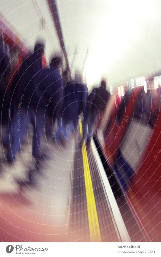 London Underground 4 U-Bahn Bahnsteig Neonlicht Licht unterwegs einsteigen stoppen Verkehr einfahrender Zug Mensch Platform Passagier