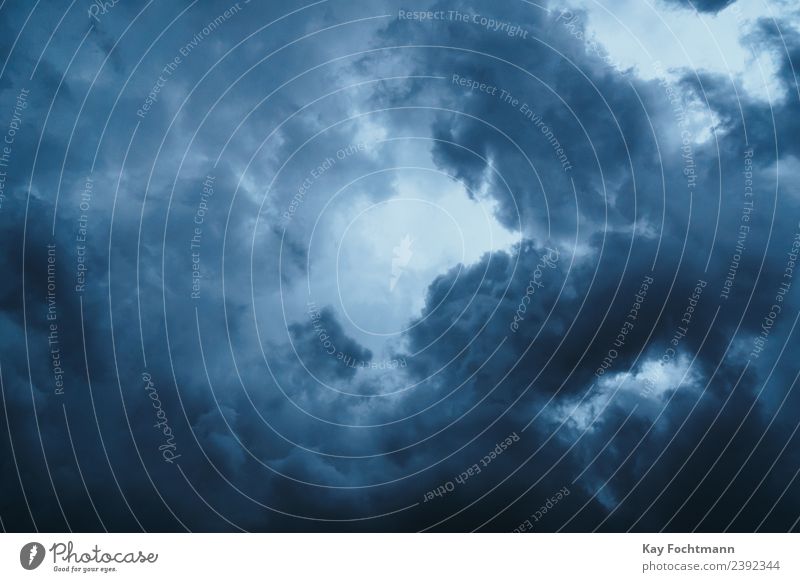 dunkle Gewitterwolken am Himmel Sommer Sommerurlaub Luft Horizont Klima Wetter schlechtes Wetter Unwetter Wind Sturm Regen Stress chaotisch Desaster