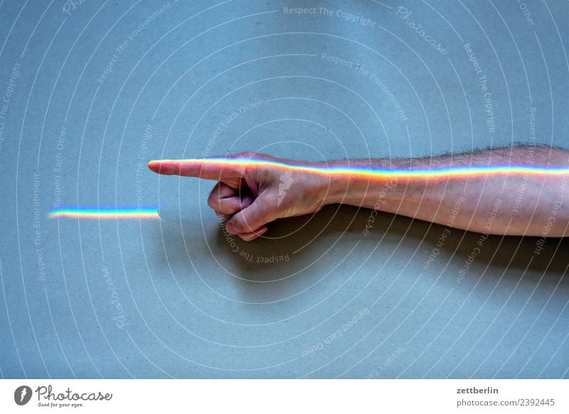 Zeigefinger mit Buntlicht (4) Arme mehrfarbig Farbe Finger Hand Licht Lichtbrechung Lichtstrahl Mann Mensch Physik Prisma Regenbogen regenbogenfarben
