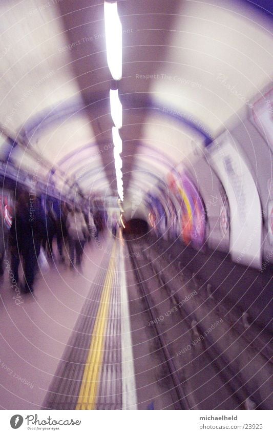 London Underground 2 U-Bahn Bahnsteig Neonlicht Licht unterirdisch Gleise rund Verkehr Unschärfe Öffentlicher Personennahverkehr Zentralperspektive Tunnelblick