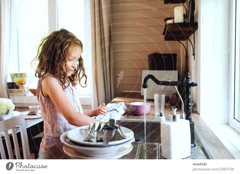 Kind Mädchen Geschirr spülen in der Küche Abendessen Teller Lifestyle Haus Arbeit & Erwerbstätigkeit Frau Erwachsene Mutter authentisch klein lustig modern nass
