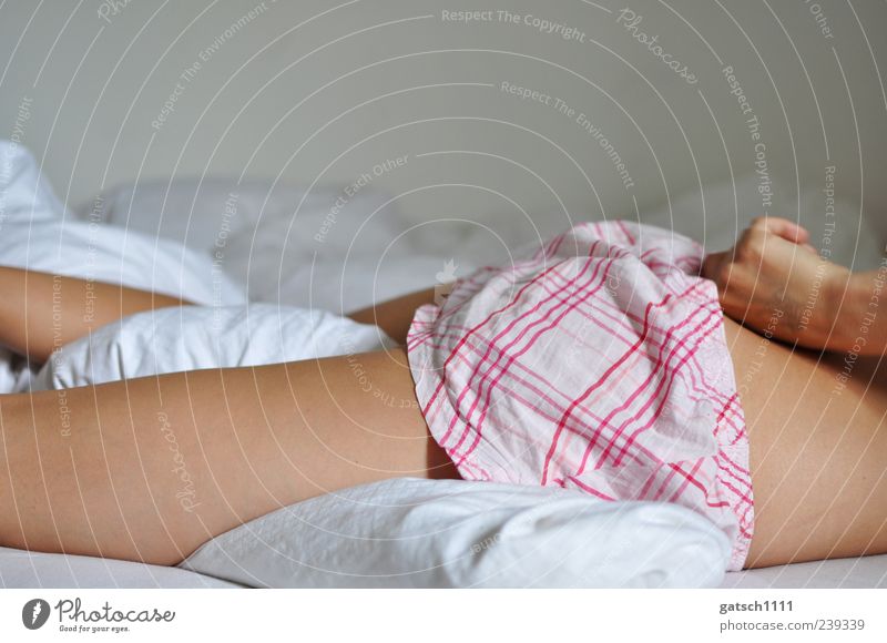 Time to get up! schön Erholung Bett feminin Junge Frau Jugendliche Haut Gesäß Beine 1 Mensch 18-30 Jahre Erwachsene Unterwäsche schlafen träumen Farbfoto