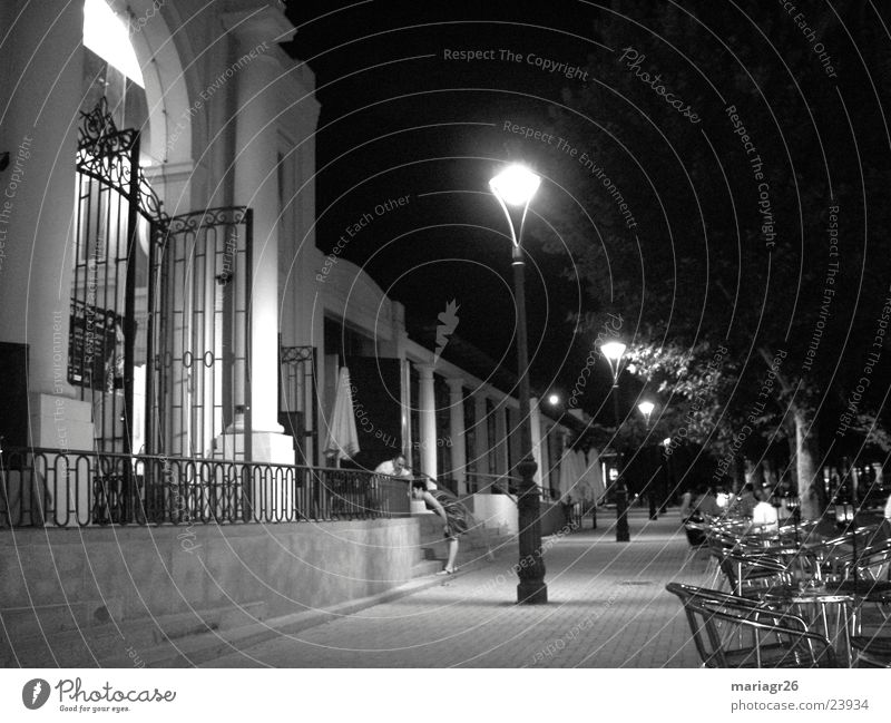 Nacht in Córdoba Gastronomie Gebäude Terrasse Spanien Architektur Kneipe Kaffee Schwarz und weiß Pérgola Cordoba Freunden