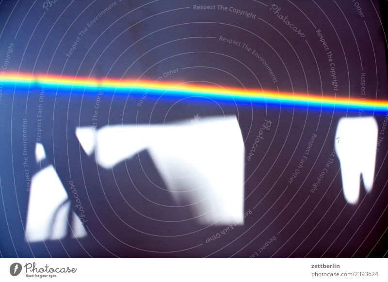The Dark Side Of The Room mehrfarbig Farbe Licht Lichtbrechung Lichtstrahl Physik Prisma Regenbogen regenbogenfarben Spektralfarbe spektral Wellenlänge
