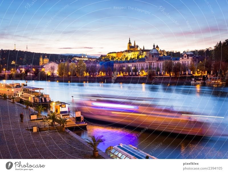 Boot auf der Moldau, Prag Ferien & Urlaub & Reisen Tourismus Ausflug Sightseeing Städtereise Nachtleben Flussufer Tschechien Europa Stadt Hauptstadt