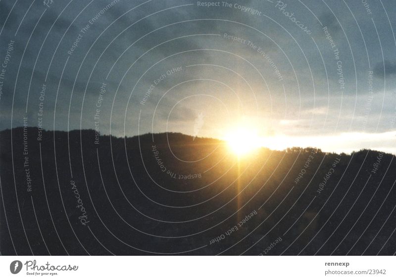 _______\ | /____    Sonnenuntergang Hügel Dämmerung Licht Panorama (Aussicht) gelb strahlend Nacht schlechtes Wetter schwarz grell Gegenlicht dunkel trist