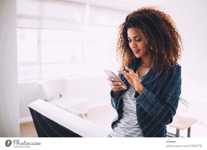 lächelnde junge Frau, die eine Nachricht auf dem Handy schreibt. Lifestyle Glück schön Business sprechen Telefon Technik & Technologie Mensch Erwachsene Lächeln