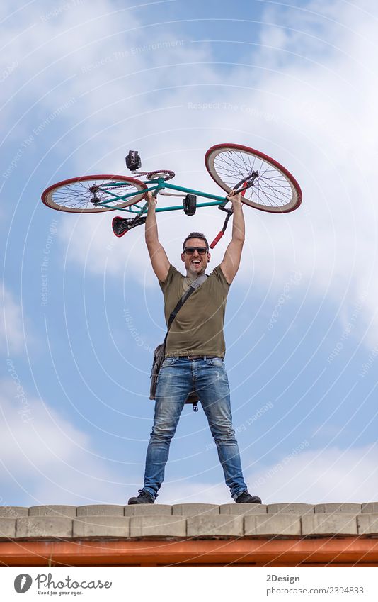 Ein Stadtmensch hält sein Fahrrad mit einer Sonnenbrille. Lifestyle Stil Glück Freizeit & Hobby Mensch maskulin Junger Mann Jugendliche Erwachsene Freundschaft