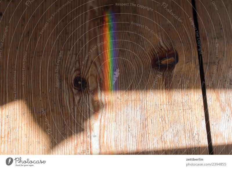 Buntlicht auf Holz Farbe Licht Lichtbrechung Lichtstrahl Physik Prisma Regenbogen regenbogenfarben Spektralfarbe mehrfarbig Wellenlänge Textfreiraum