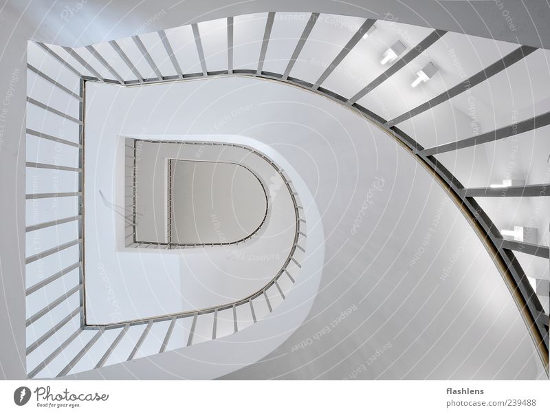 Die Treppe Gebäude Architektur außergewöhnlich Unendlichkeit weiß Innenaufnahme Menschenleer Tag Zentralperspektive Weitwinkel Treppengeländer eckig gekrümmt