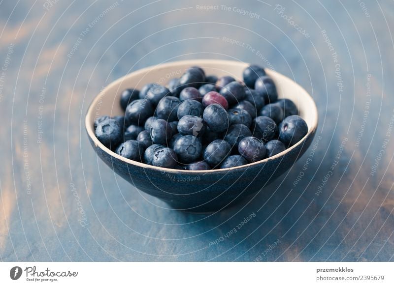 Schüssel mit frischen Heidelbeeren auf den Tisch gestellt, blau bemalt. Lebensmittel Frucht Ernährung Vegetarische Ernährung Schalen & Schüsseln Sommer Natur