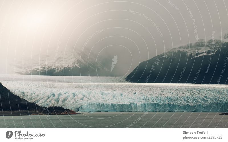 Perito Moreno Gletscher I Tourismus Abenteuer Ferne Freiheit Sightseeing Expedition Winter Schnee Berge u. Gebirge wandern Kajak Landschaft Wasser Wolken Nebel