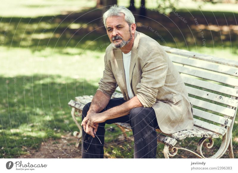 Nachdenklicher reifer Mann, der auf einer Bank in einem Stadtpark sitzt. Lifestyle Glück Ruhestand Mensch maskulin Erwachsene Männlicher Senior 1 45-60 Jahre