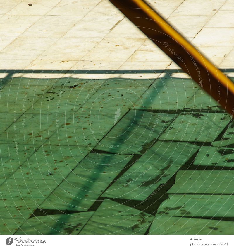 Kühles Grünes Terrasse Pflastersteine Markise Wetterschutz Sonnendach Stein Holz Linie Strukturen & Formen Kontrast Schatten gelb grün weiß Schutz Kühlung