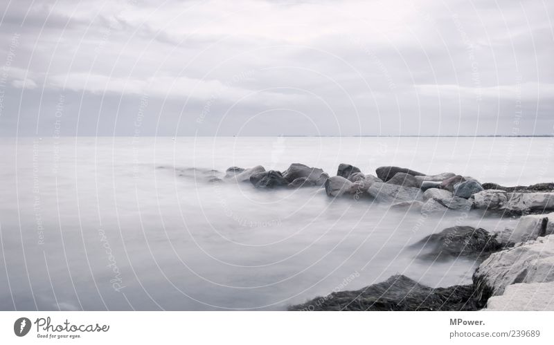 Fehmarn Ostsee Meer Wasser Stein Sand Horizont grau trist Farblosigkeit Menschenleer Nebel schlechtes Wetter Langzeitbelichtung Wellen Wolken Küste Seeufer