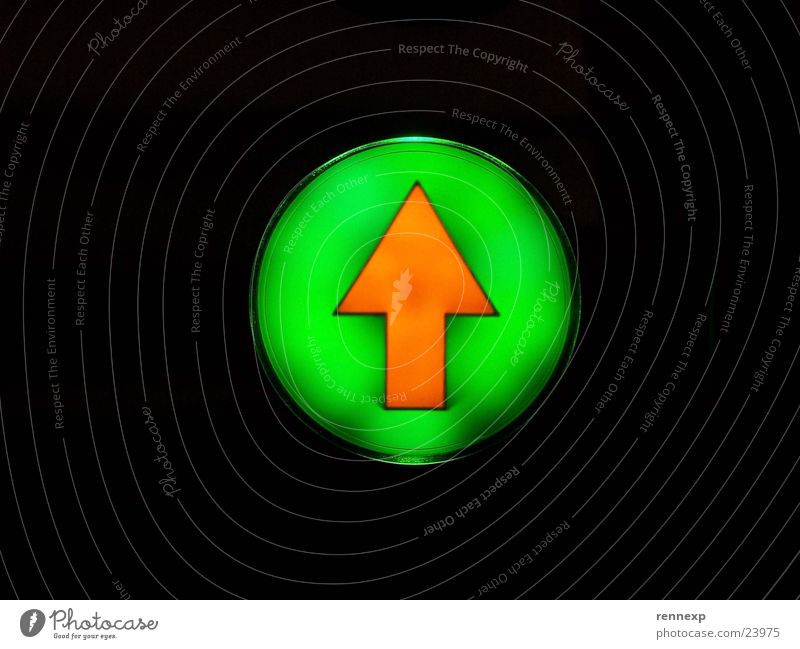 /\ Aufwärts Bitte  /\ Beschriftung Piktogramm Licht Lampe vorwärts Richtung Leuchtreklame Aktion Rolltreppe Hinweisschild Makroaufnahme Nahaufnahme Pfeil