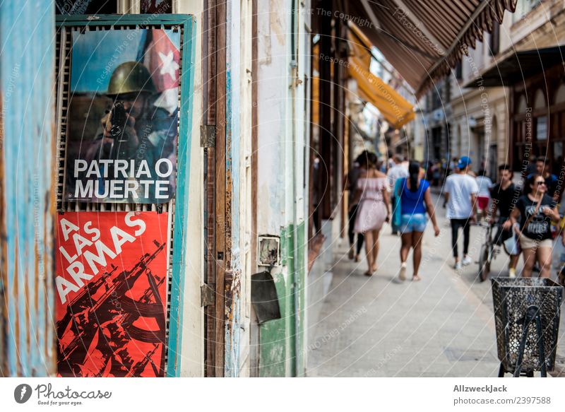 Propaganda in der Innenstadt von Havanna Kuba Fußgängerzone Straße Poster Patriotismus Politik & Staat Sozialismus Sommer Reisefotografie Unschärfe