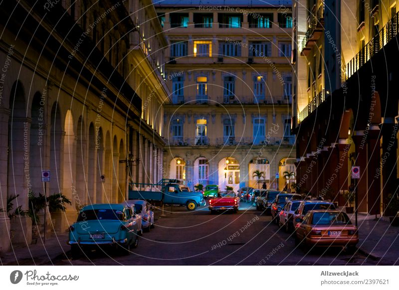 Nachts in einer Straße in Havanna Kuba Beleuchtung Nachtaufnahme Oldtimer Sackgasse Langzeitbelichtung Haus Blauer Himmel Wolkenloser Himmel Sommer Sommernacht