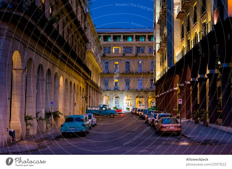 Parkplatzsuche nachts in Havanna Kuba Nacht Beleuchtung Nachtaufnahme Oldtimer Sackgasse Langzeitbelichtung Haus Blauer Himmel Wolkenloser Himmel Sommer